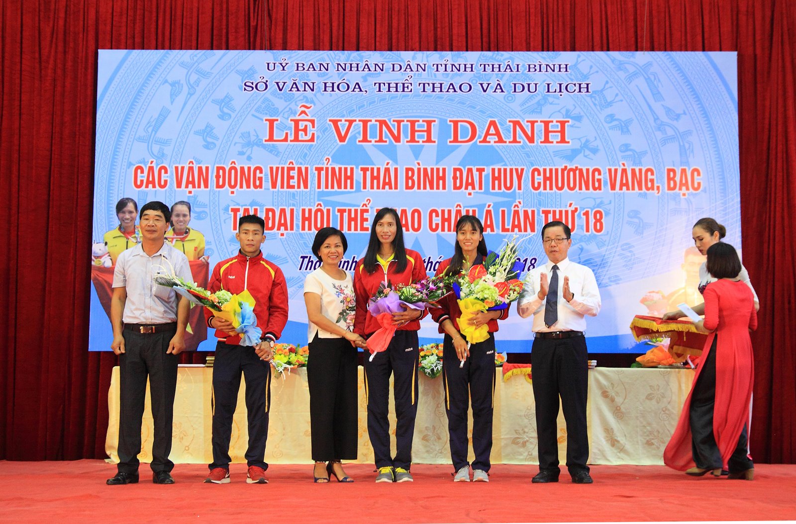 Ông Trần Mạnh Báo-Chủ tịch HĐQT-TGĐ ThaiBinh Seed ( phải) tặng hoa chúc mừng 3 VĐV giành huy chương tại ASIAD 2018.jpg