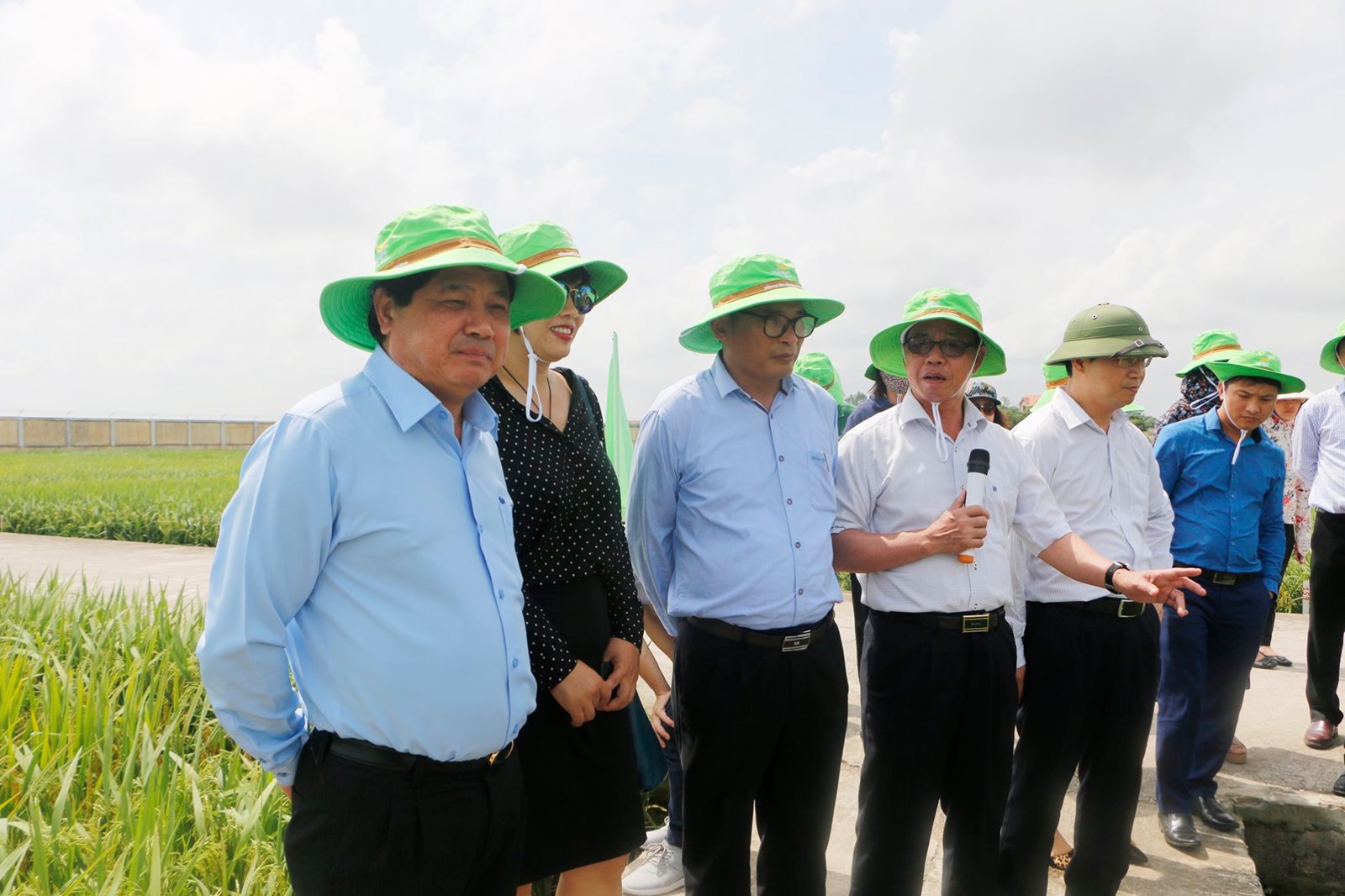Thứ trưởng Bộ NN&PTNT thăm Viện nghiên cứu cây trông ThaiBinh Seed
